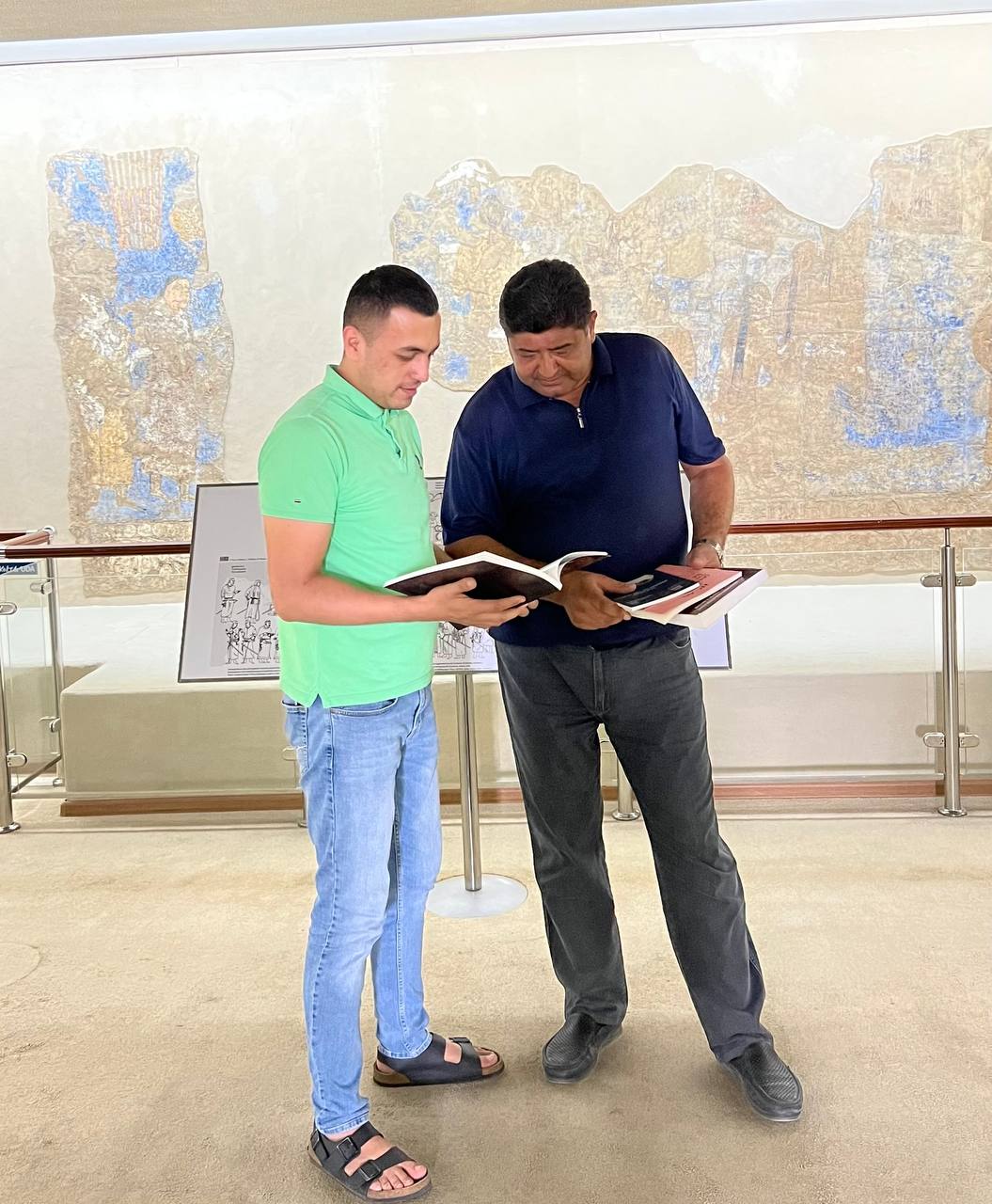 Передача книг в музей Афрасияб